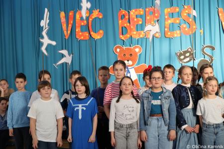 Otroci Osnovne šole Marije Vere so pozdravili pomlad in se spomnili knjižnih junakov (53)